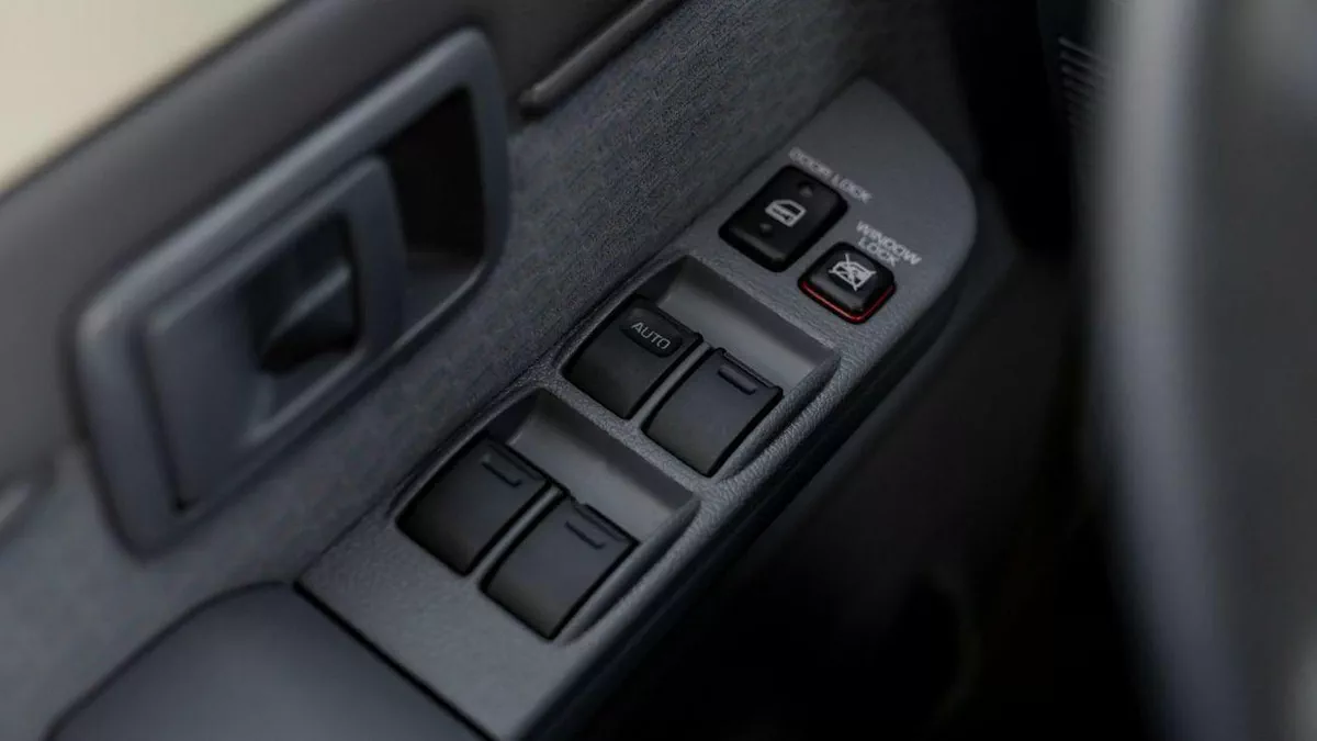 Toyota Land Cruiser 70 -11-0