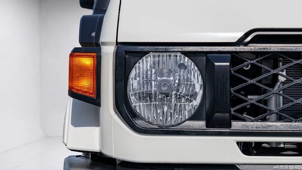Toyota Land Cruiser 70 -2-0