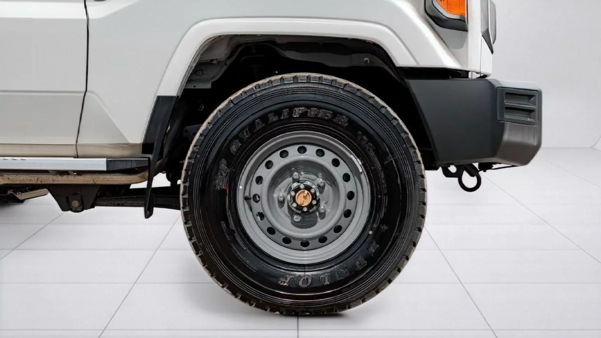 Toyota Land Cruiser 70 -4-0