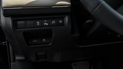 2026 Toyota Camry E-plus 2.5L Hybrid (Black-Beige)-7