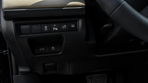 2026 Toyota Camry E-plus 2.5L Hybrid (Black-Beige)