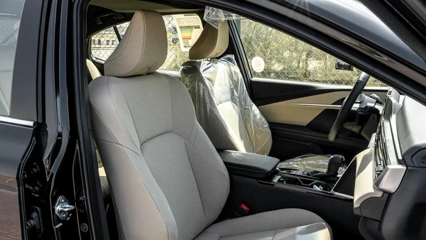 2026 Toyota Camry E-plus 2.5L Hybrid (Black-Beige)
