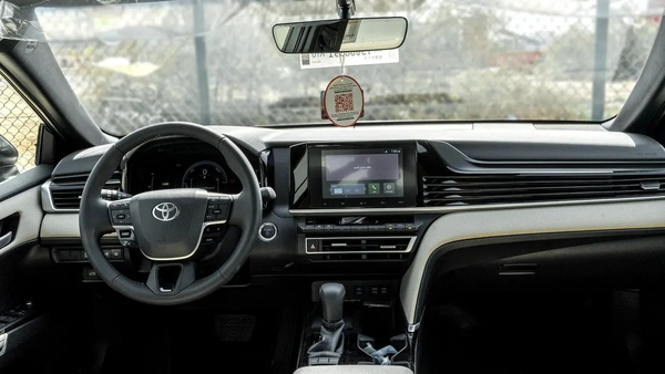 2026 Toyota Camry E-plus 2.5L Hybrid (Black-Beige)