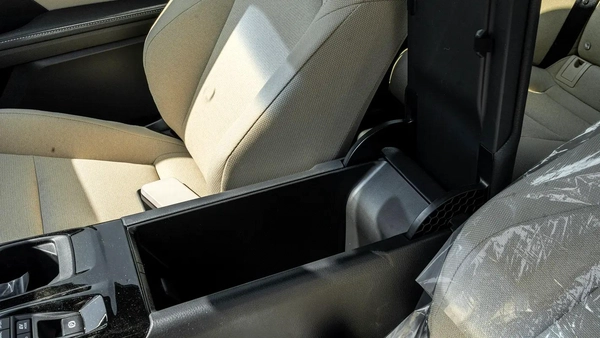 2026 Toyota Camry E-plus 2.5L Hybrid (Black-Beige)