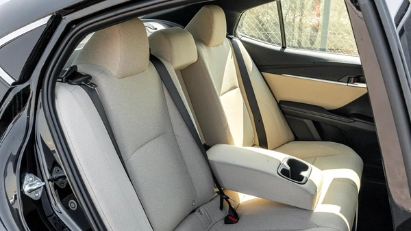 2026 Toyota Camry E-plus 2.5L Hybrid (Black-Beige)