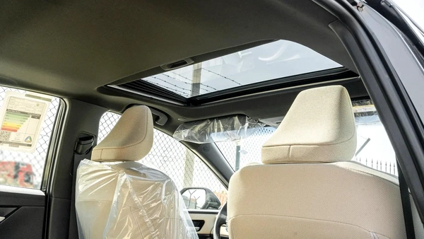 2026 Toyota Camry E-plus 2.5L Hybrid (Black-Beige)