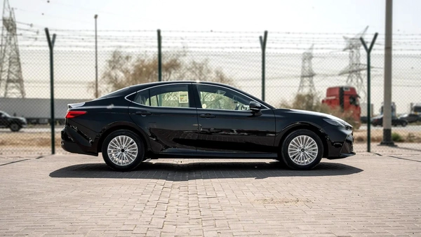2026 Toyota Camry E-plus 2.5L Hybrid (Black-Beige)