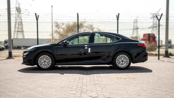 2026 Toyota Camry E-plus 2.5L Hybrid (Black-Beige)