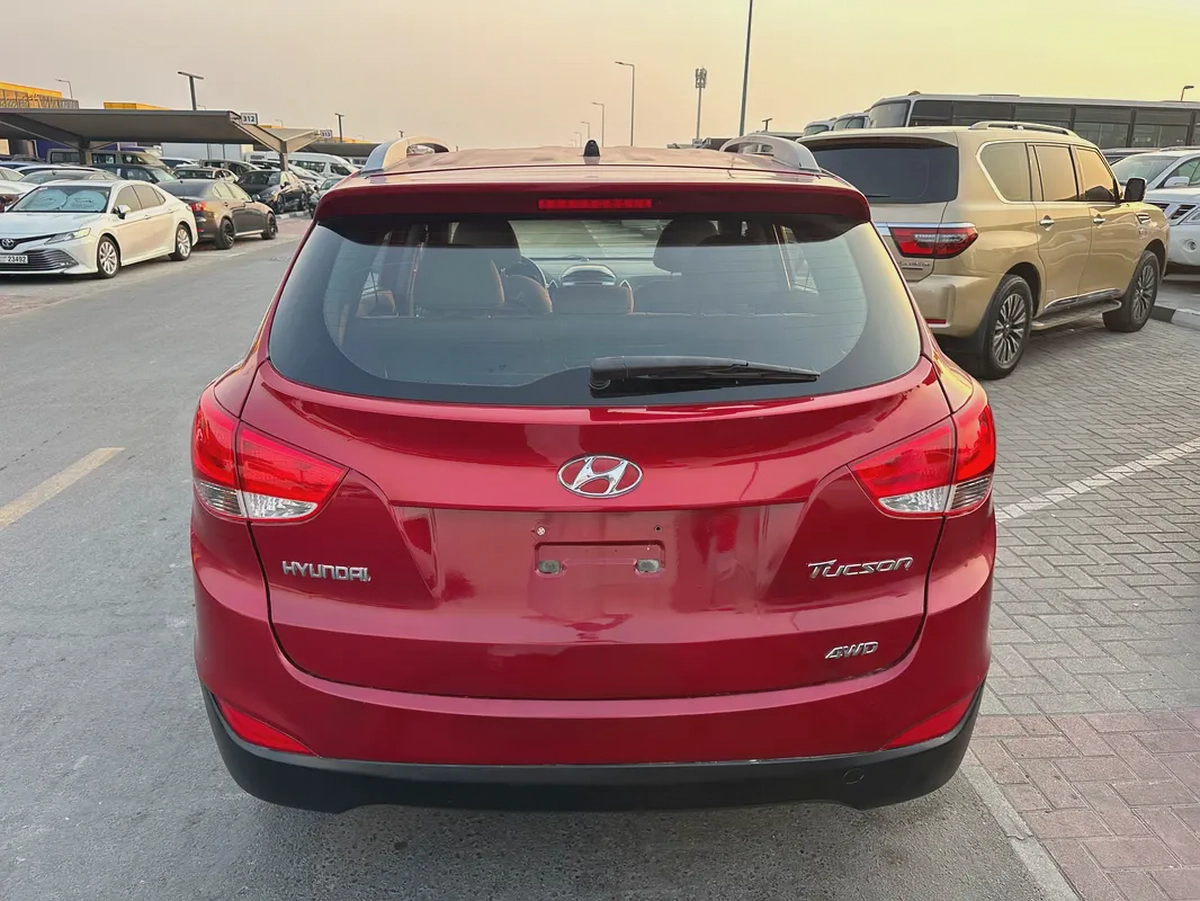 Hyundai tucson 2013 red color GCC calen car