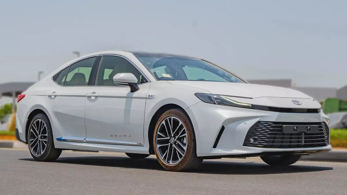2026 Toyota Camry LE 2.5L AT Hybrid (White)
