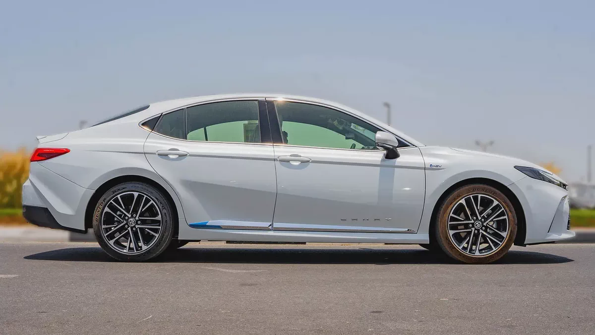 2026 Toyota Camry LE 2.5L AT Hybrid (White)-1-1