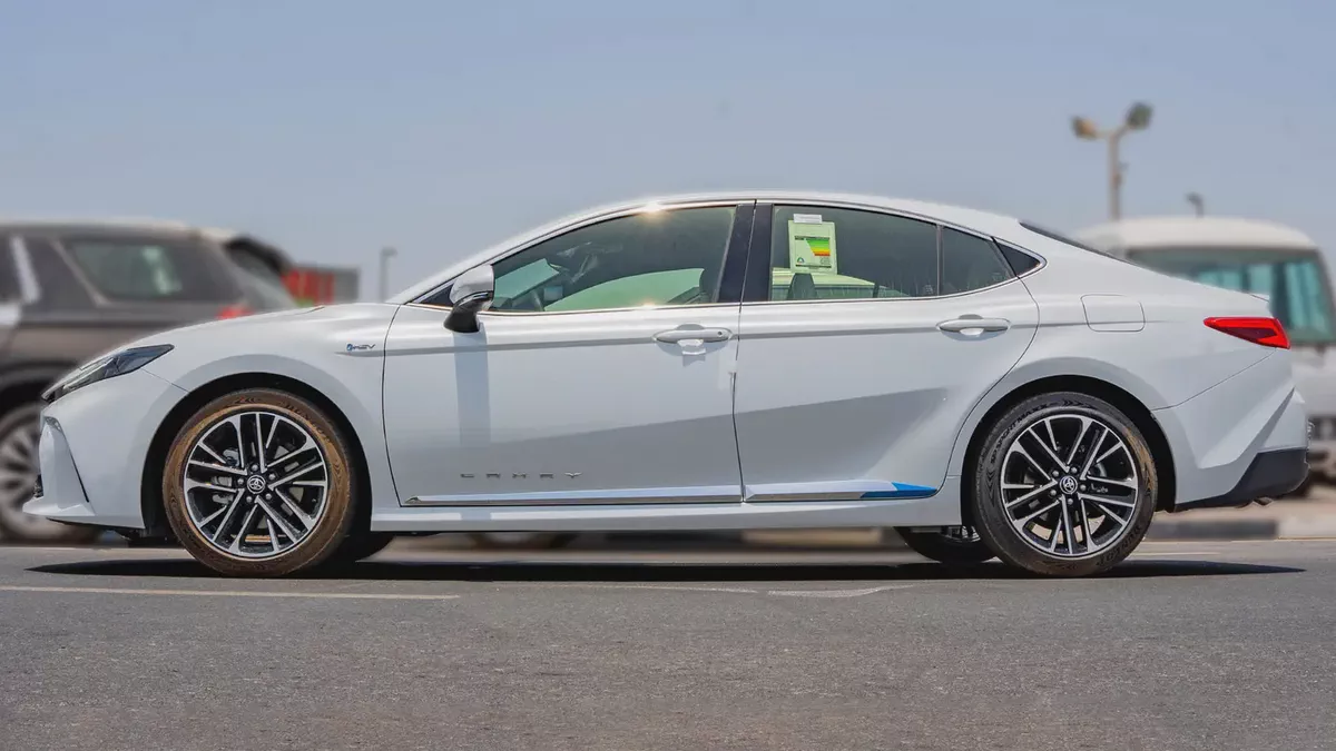 2026 Toyota Camry LE 2.5L AT Hybrid (White)-2-2