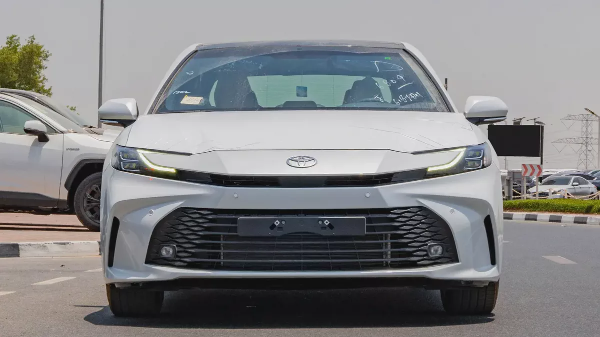 2026 Toyota Camry LE 2.5L AT Hybrid (White)-3-3