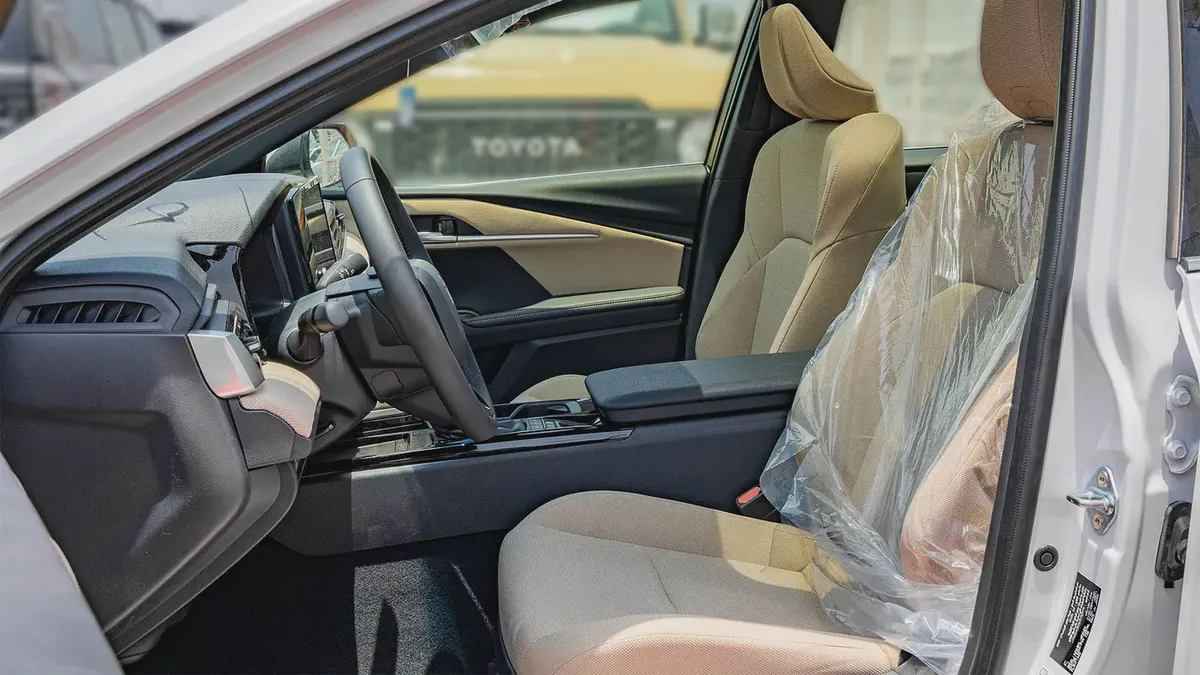 2026 Toyota Camry LE 2.5L AT Hybrid (White)-7-7