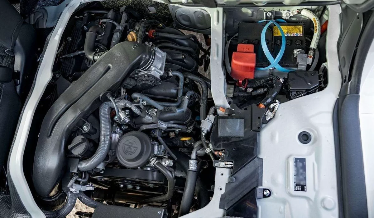Toyota Hiace GL (LHD) TOYOTA HIACE STD 2.7P MT 15-SEATER MY2024 – WHITE-18-0