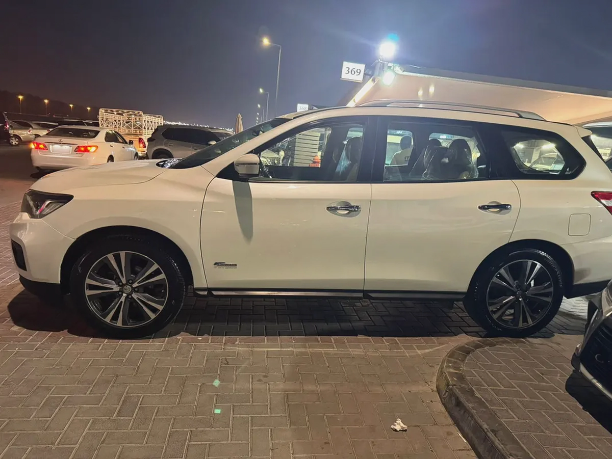 Nissan Pathfinder Hybrid Sunroof GCC – Full Option
Model: 2019
Mileage: 81,393 KMS
Spec: GCC
Very cl-4-4