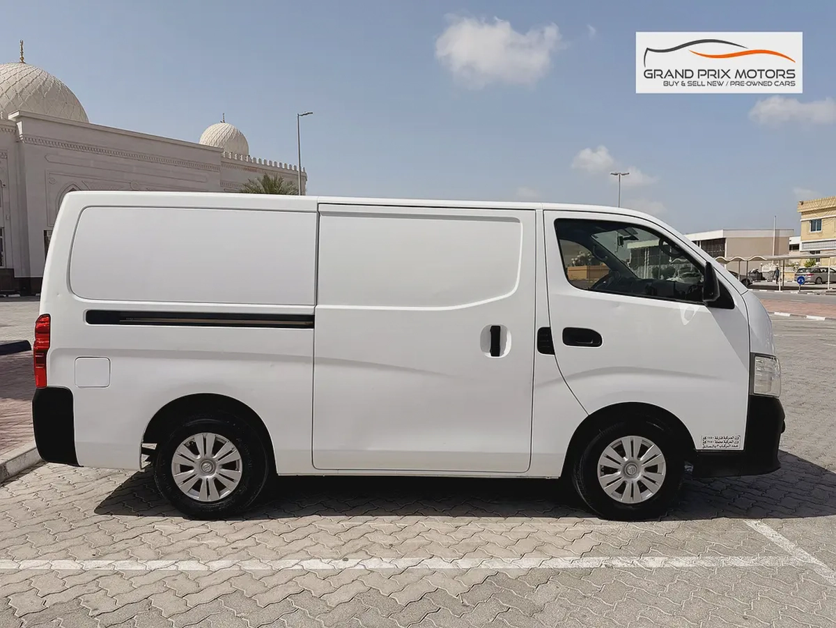 Nissan Urvan NV350 3 Seater AUTOMATIC 2022 Model GCC Specs With Service History In Perfect Condition-3-3
