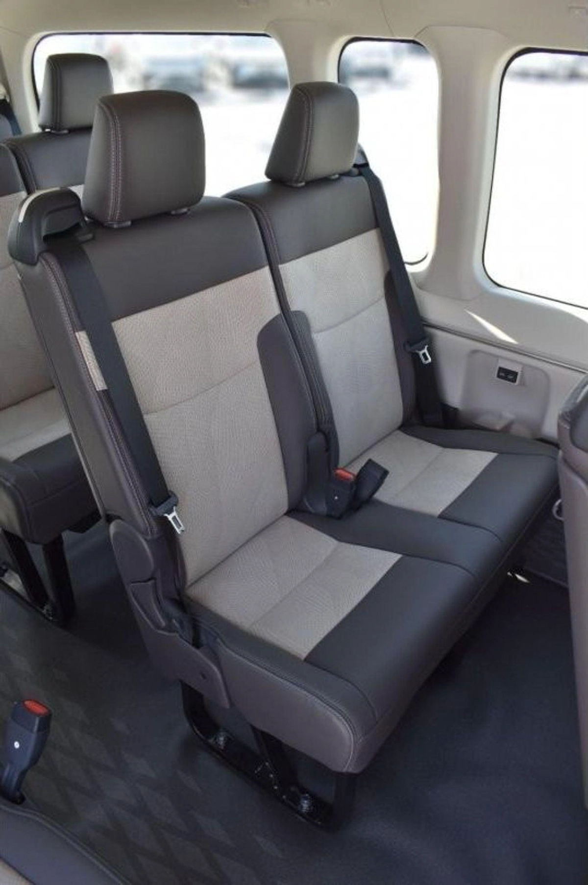 Toyota Hiace GL HIACE 3.5L 14 SETER-7-0