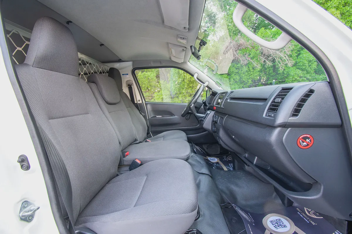 Toyota Hiace Standard Roof | Delivery Van | GCC Specs | Ref#T24064-8-8