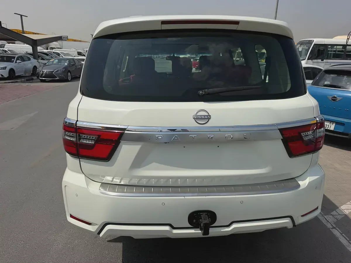Nissan patrol 2017 fullopshin white color fullopshin GCc calen ace-5-5