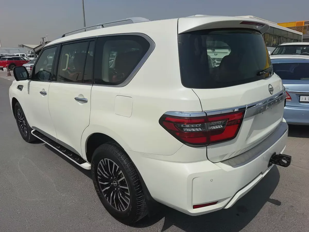 Nissan patrol 2017 fullopshin white color fullopshin GCc calen ace-6-6