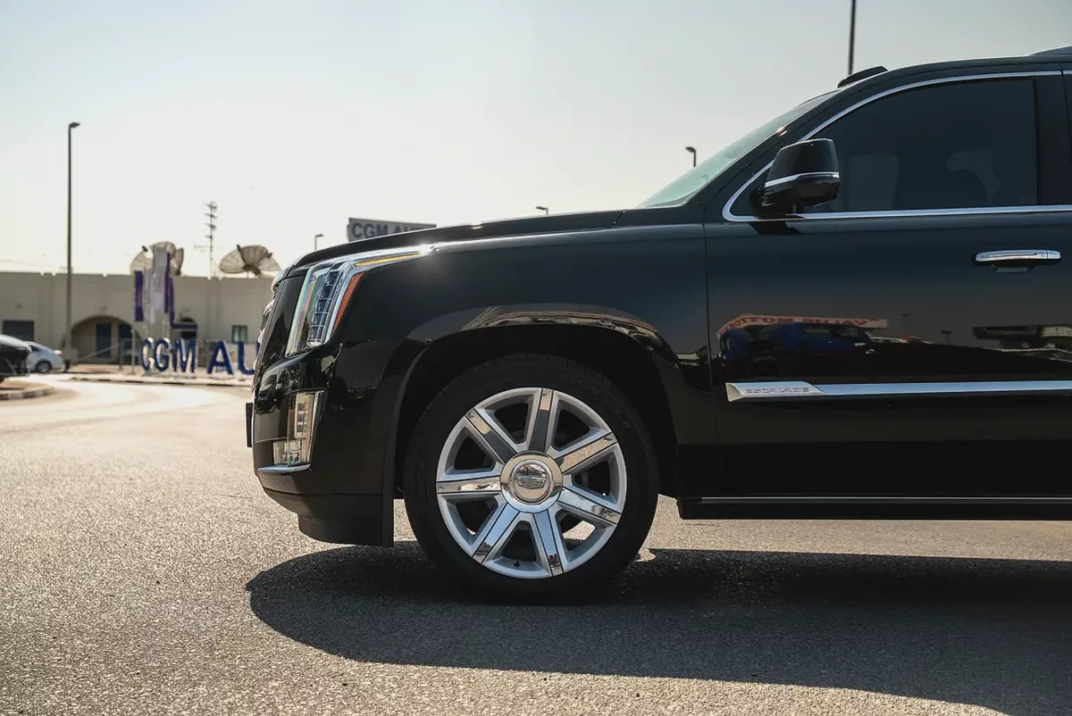 Cadillac Escalade Platinum 2016 GCC 6.2L V8 Low Mileage-2-2