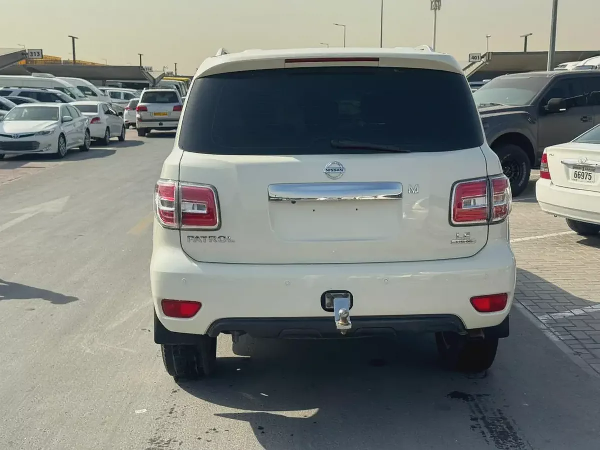 Nissan patrol 2016 white cooor GCC calen car-8-8