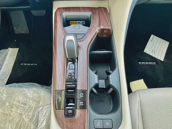 Toyota Crown Platinum 2026 - GCC Specs - Brand New