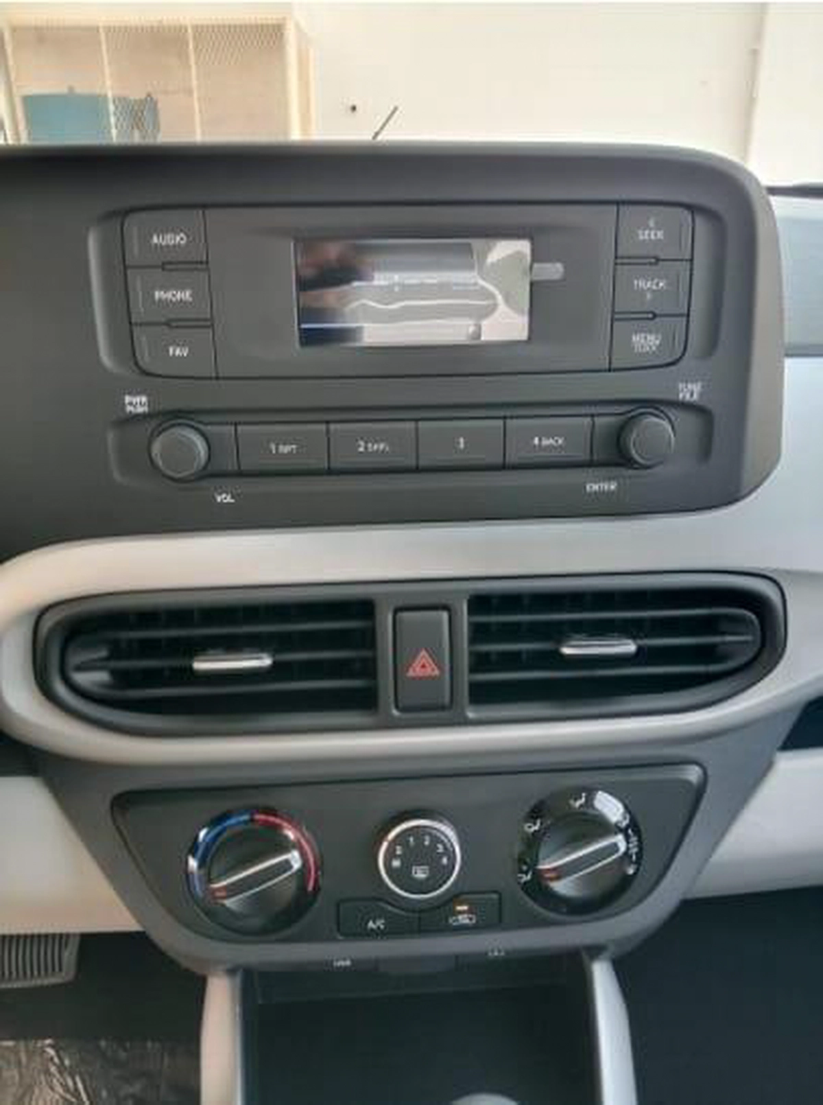 2024 Hyundai i10 White | Compact Hatchback-6-6