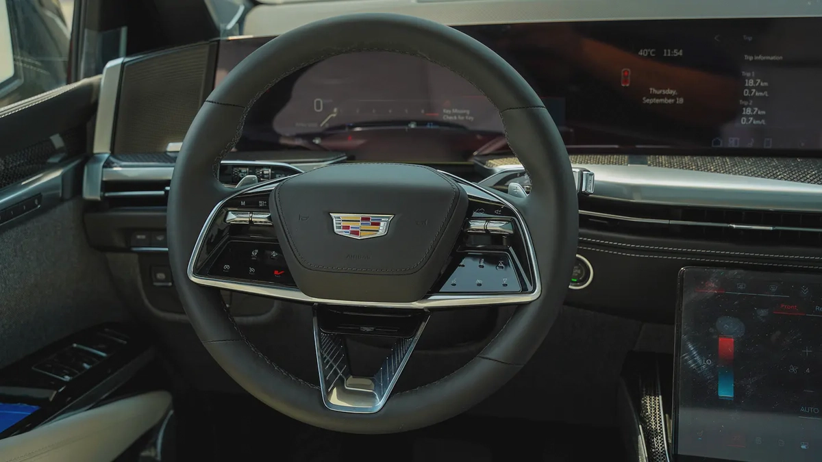 Cadillac Escalade-V | 2026 | GCC Specs | Petrol | 6.2L Supercharged V8 | 682 HP | AWD-12-12