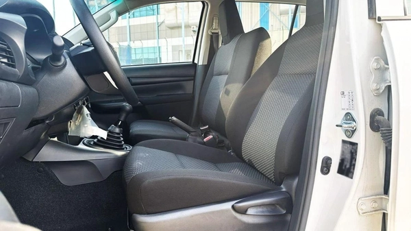 Toyota Hilux Toyota Hilux 2.7 petrol Manuel 2025 basic option four wheels