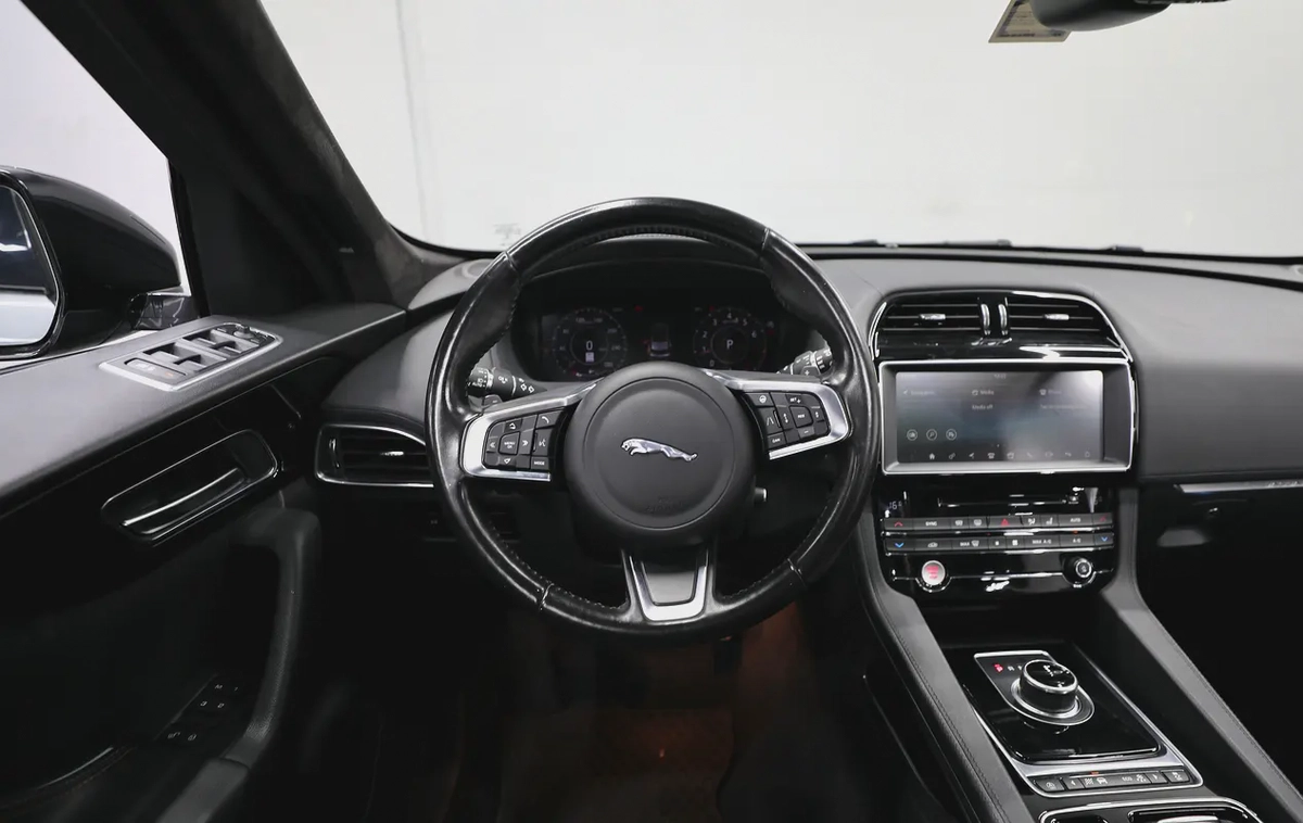Jaguar F-Pace -10-10