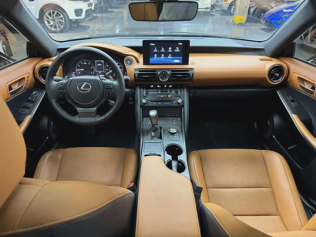 Lexus IS 300 2025-9-9