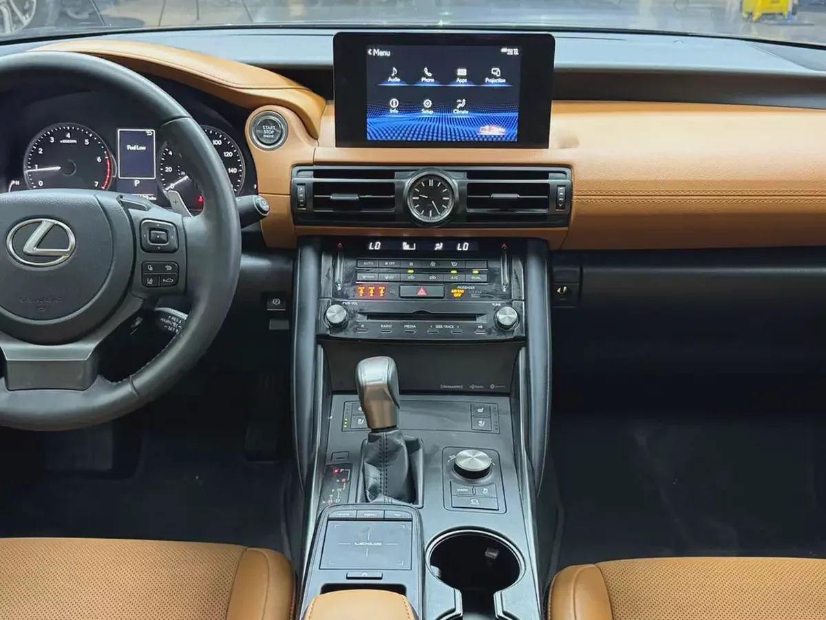 Lexus IS 300 2025-8-8