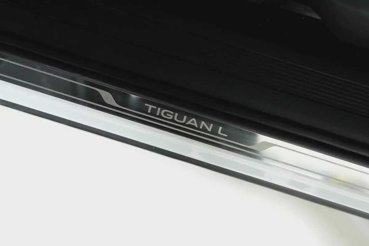 Tiguan 300 TSI Long Wheelbase-Low Mileage-Like New-Low Fuel Consumption-Comfort-18-18
