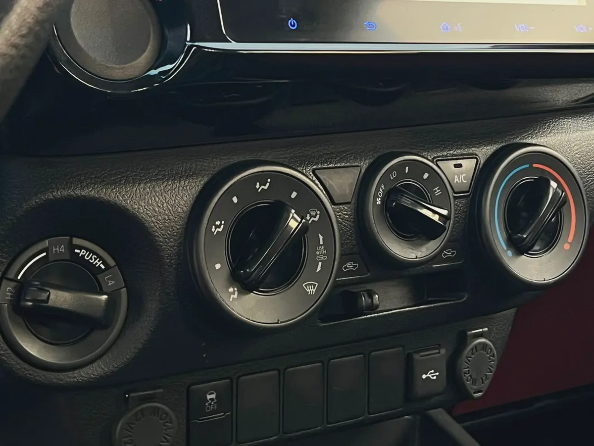 2025 | Toyota Hilux | 4X4 | Manual | GCC | Ref#892-12-12