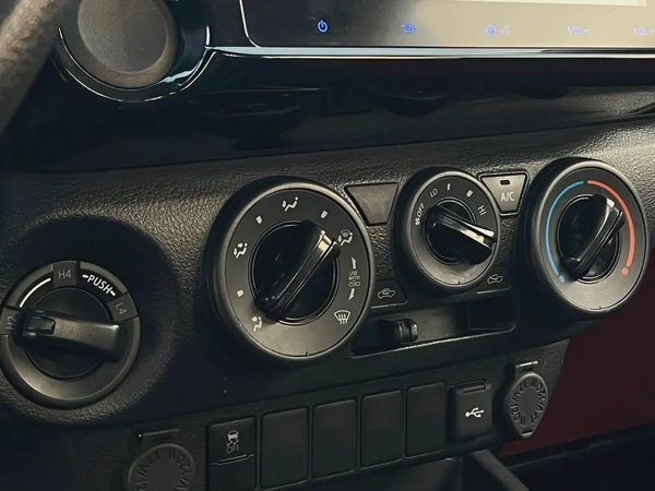 2025 | Toyota Hilux | 4X4 | Manual | GCC | Ref#892