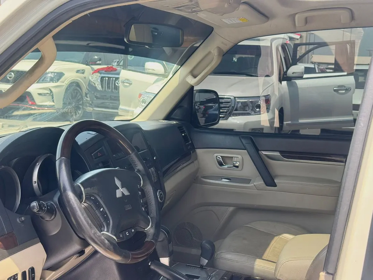 Pajero 2010 fullopshin white color GCZc Calen car