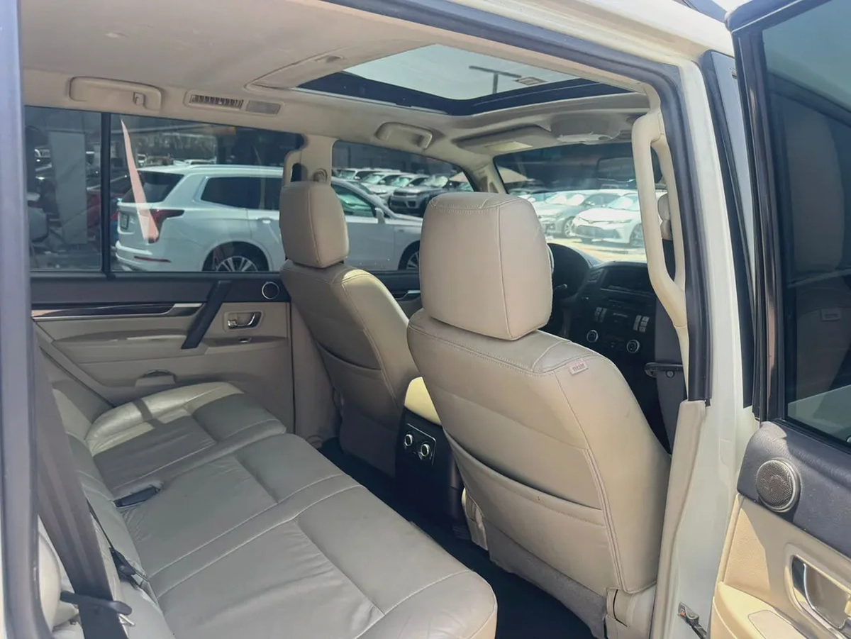 Pajero 2010 fullopshin white color GCZc Calen car