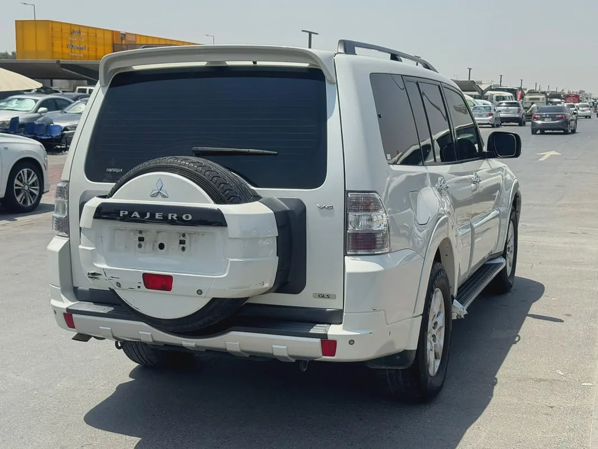Pajero 2010 fullopshin white color GCZc Calen car