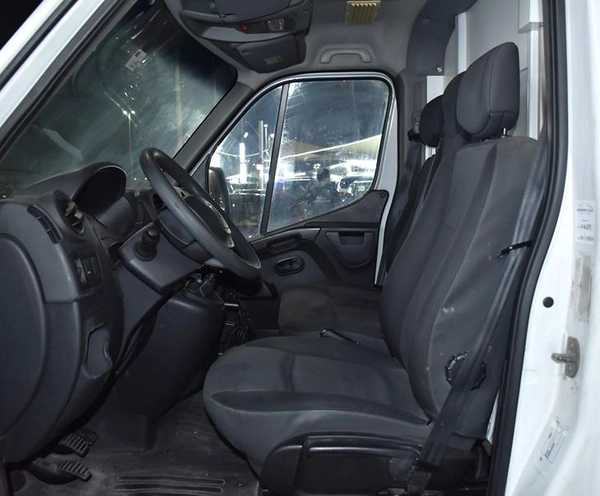 Renault Master ( 2020 Model ) in White Color GCC Specs