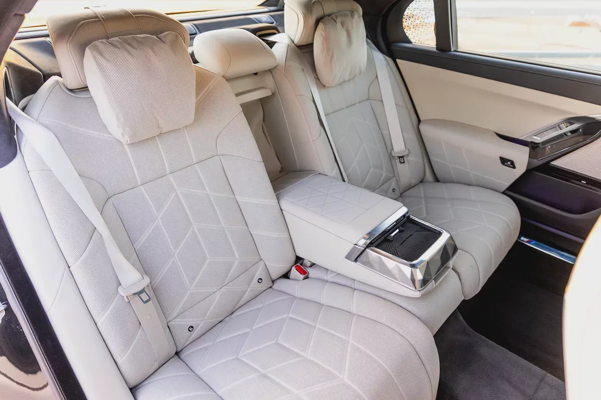 BMW 735i M Sport Individual – 2026 | GCC | Only 2,188 KM | AED 399,000-12-12