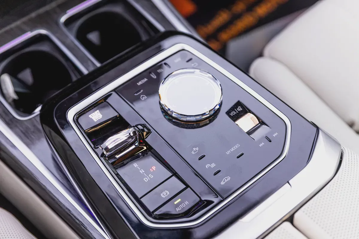 BMW 735i M Sport Individual – 2026 | GCC | Only 2,188 KM | AED 399,000-5-5