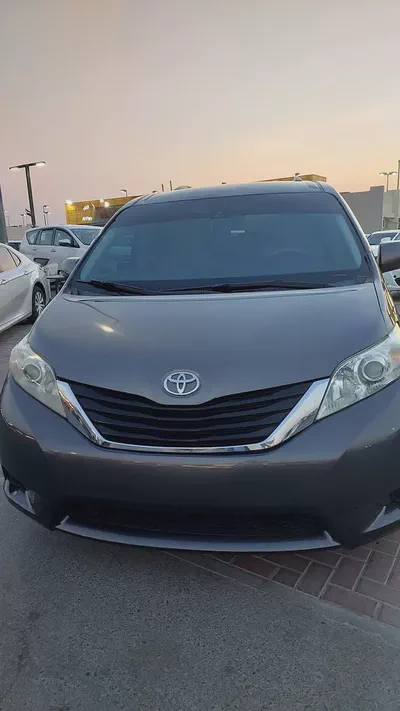 2011 Toyota Sienna SE | American Specs | Well Maintained Family Van-14