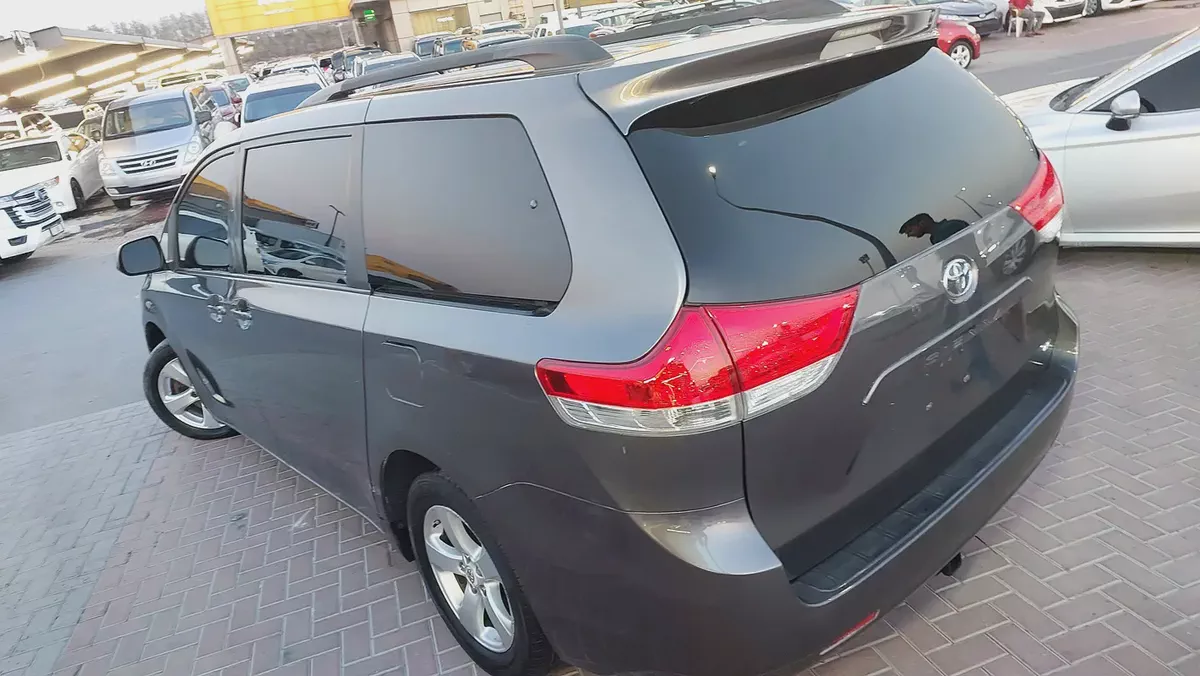 2011 Toyota Sienna SE | American Specs | Well Maintained Family Van-9-9