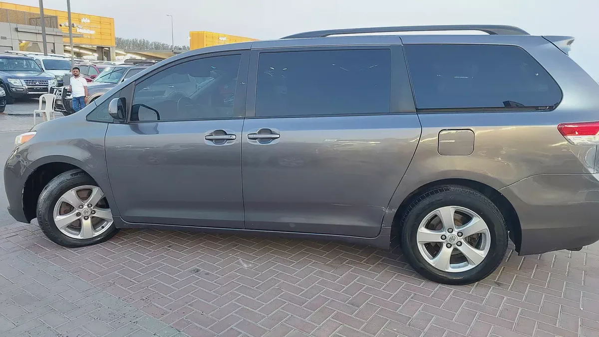 2011 Toyota Sienna SE | American Specs | Well Maintained Family Van-10-10