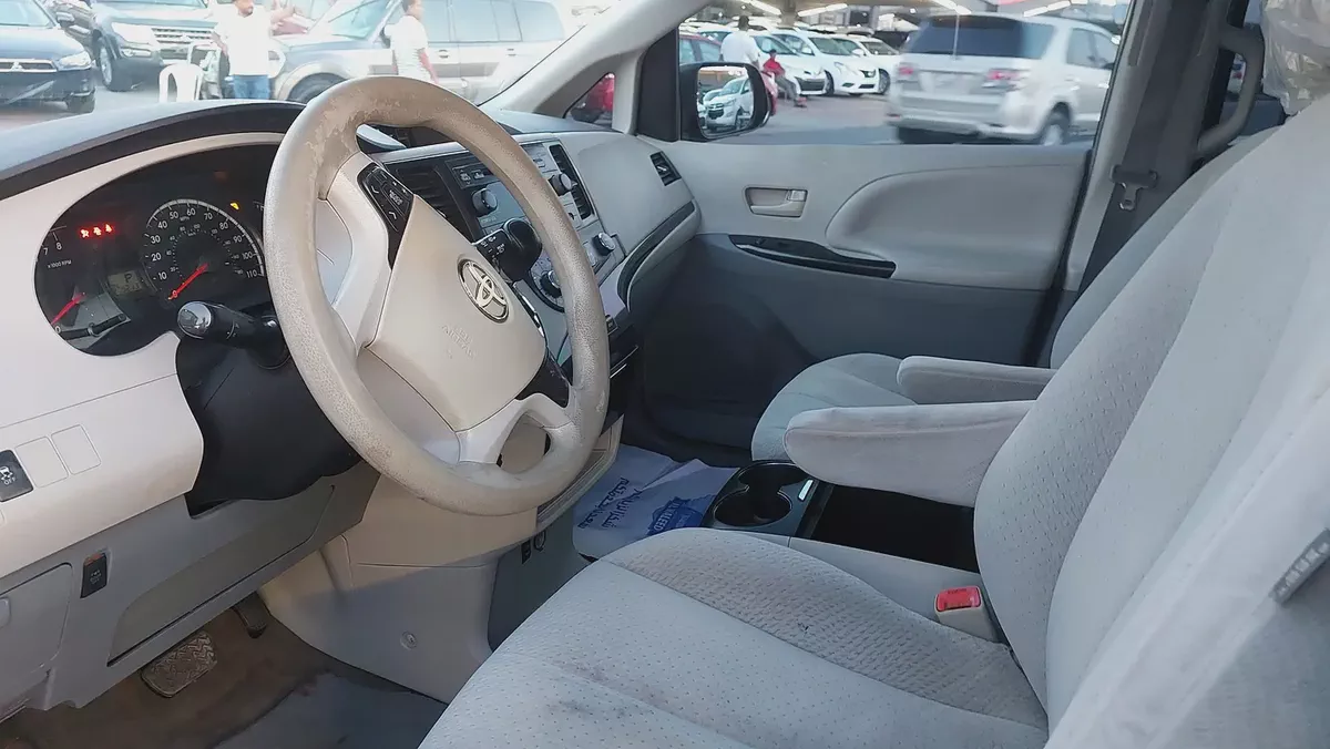 2011 Toyota Sienna SE | American Specs | Well Maintained Family Van-16-16