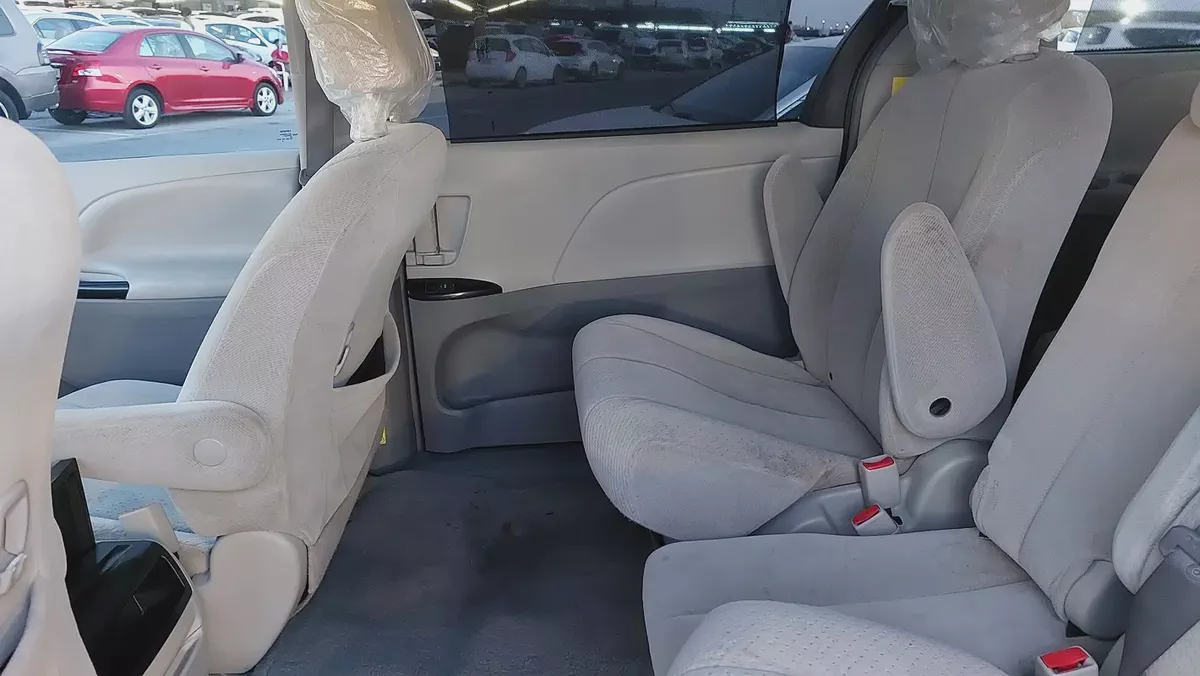 2011 Toyota Sienna SE | American Specs | Well Maintained Family Van-17-17
