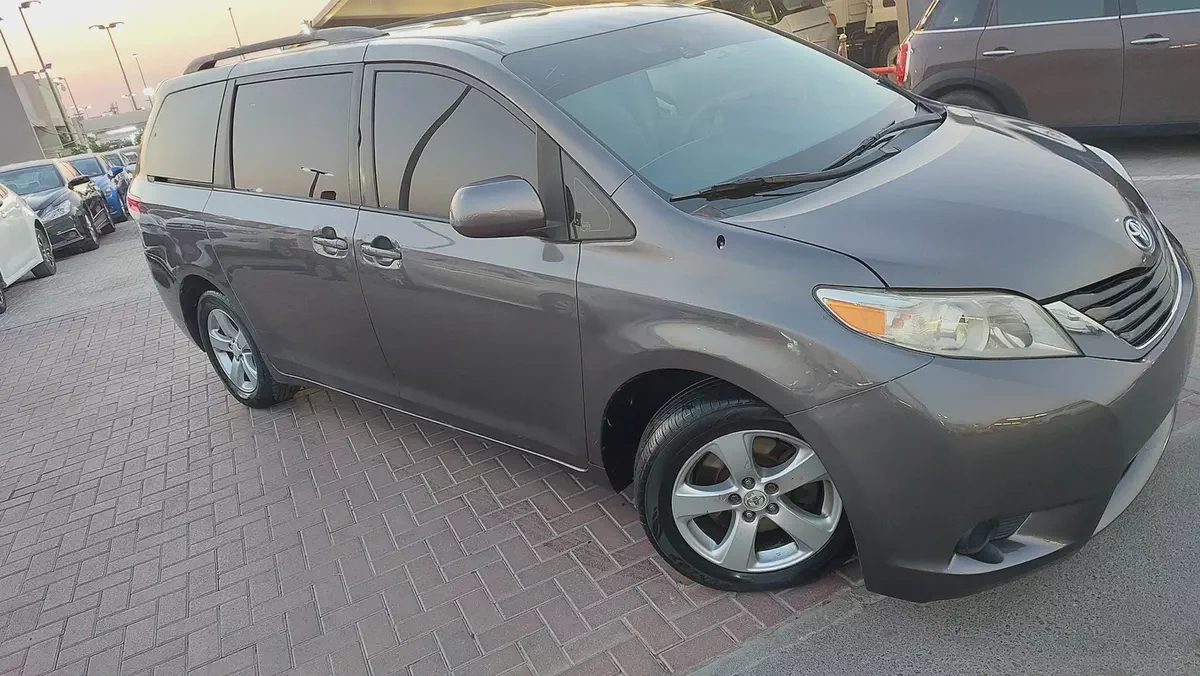 2011 Toyota Sienna SE | American Specs | Well Maintained Family Van-1-1