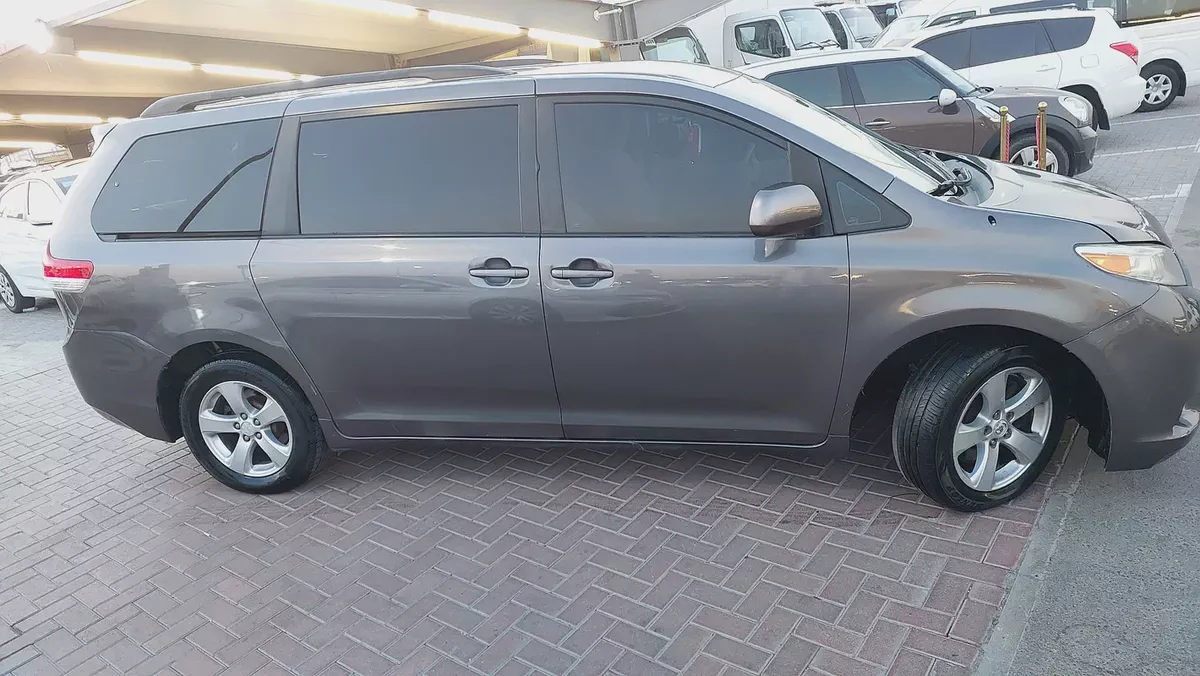 2011 Toyota Sienna SE | American Specs | Well Maintained Family Van-2-2